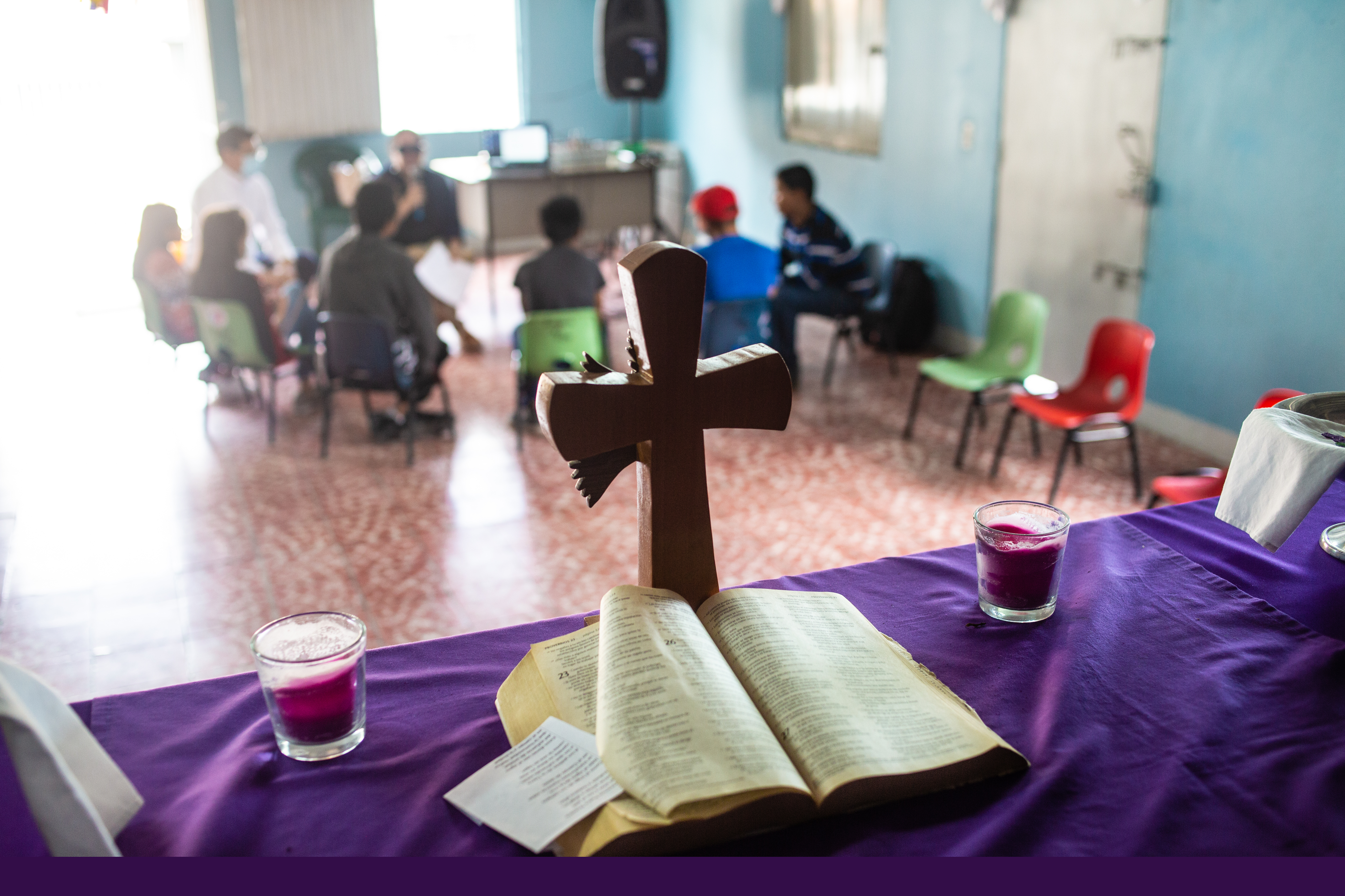 En grupp ungdomar samtalar i en kyrka