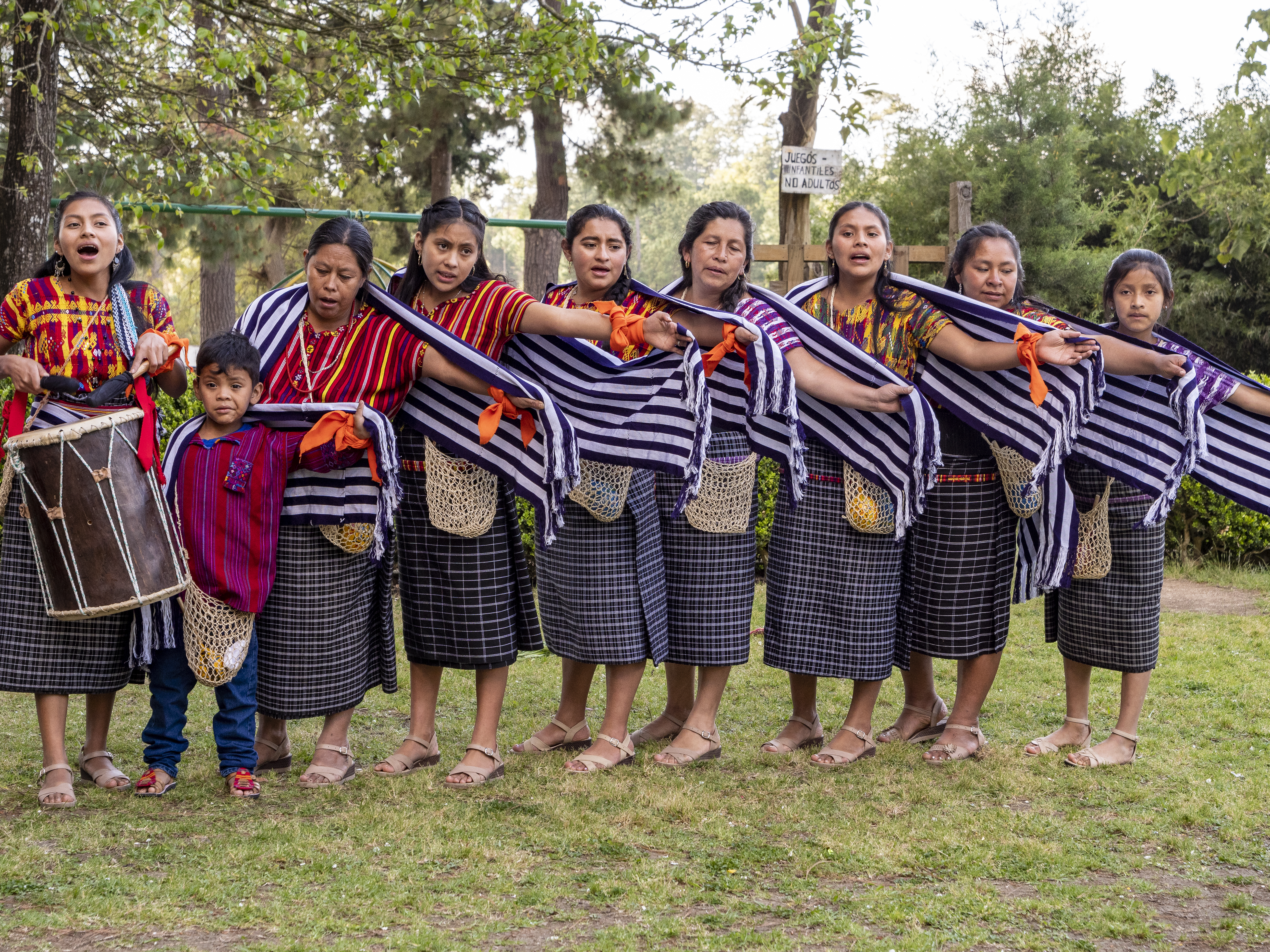 Sju kvinnor och ett barn spelar teater och sjunger.