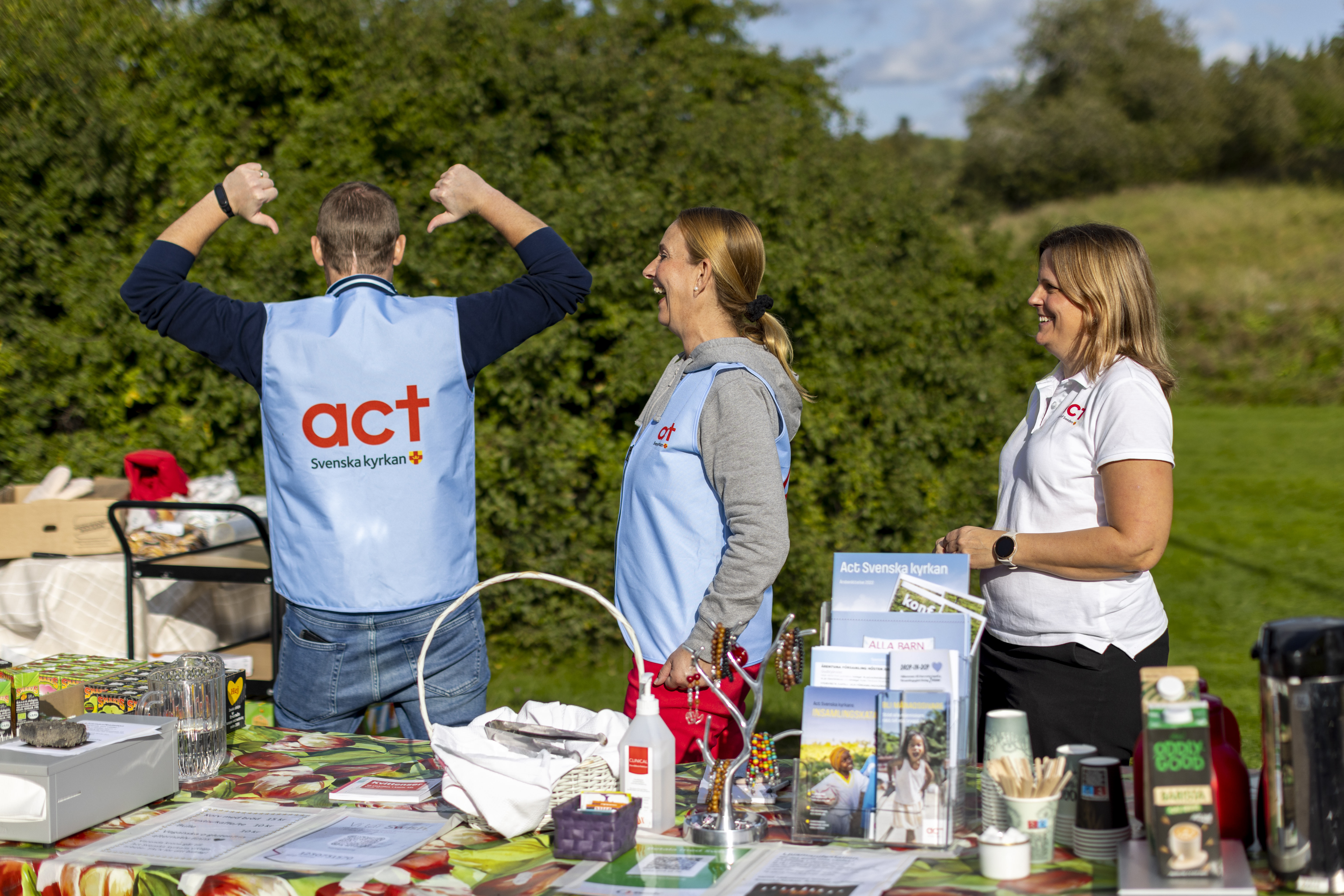 Tre personer som är engagerade för Act Svenska kyrkan.