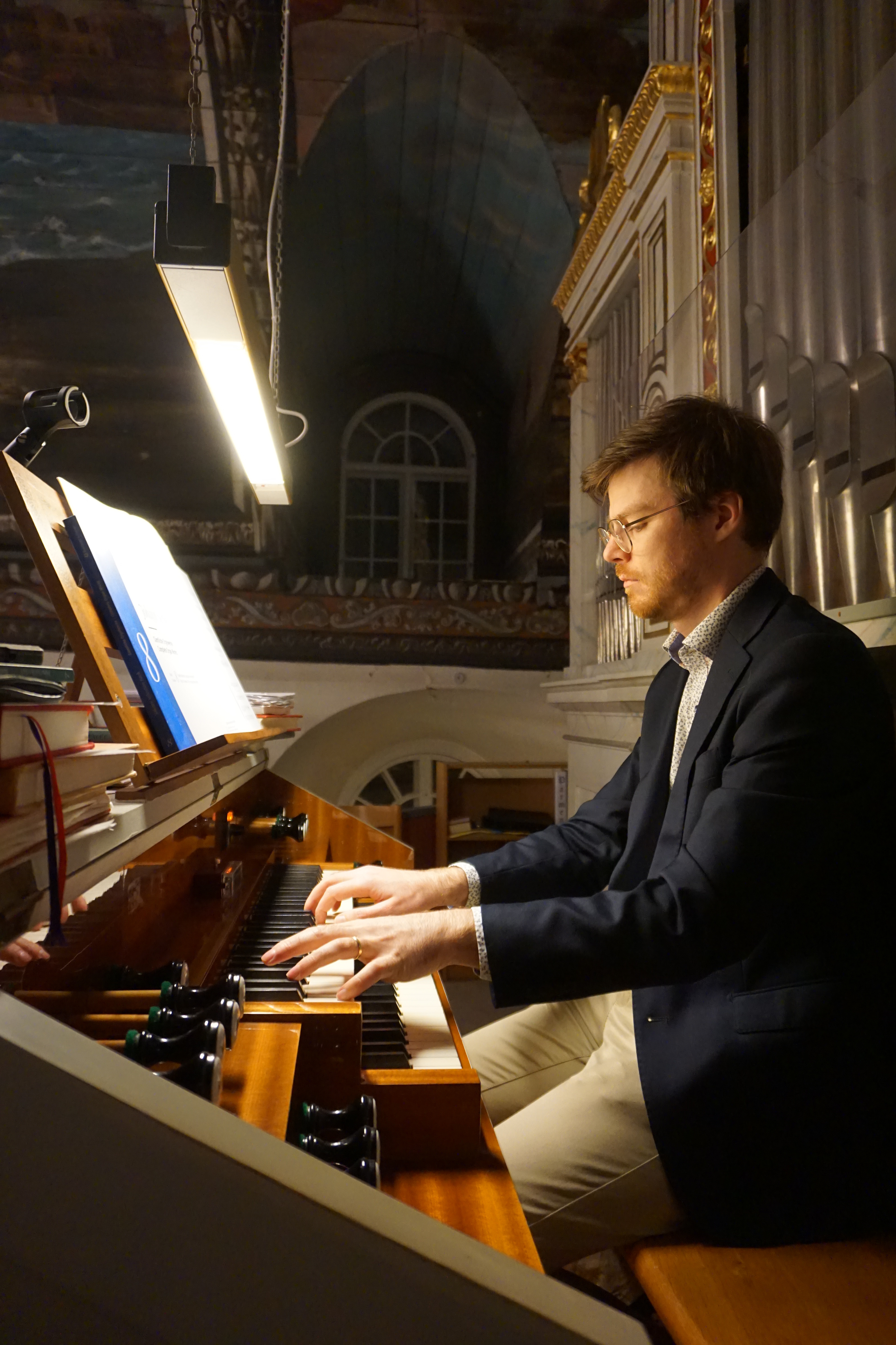 Organist Johannes Hörnell spelar på Säve kyrkas orgel.