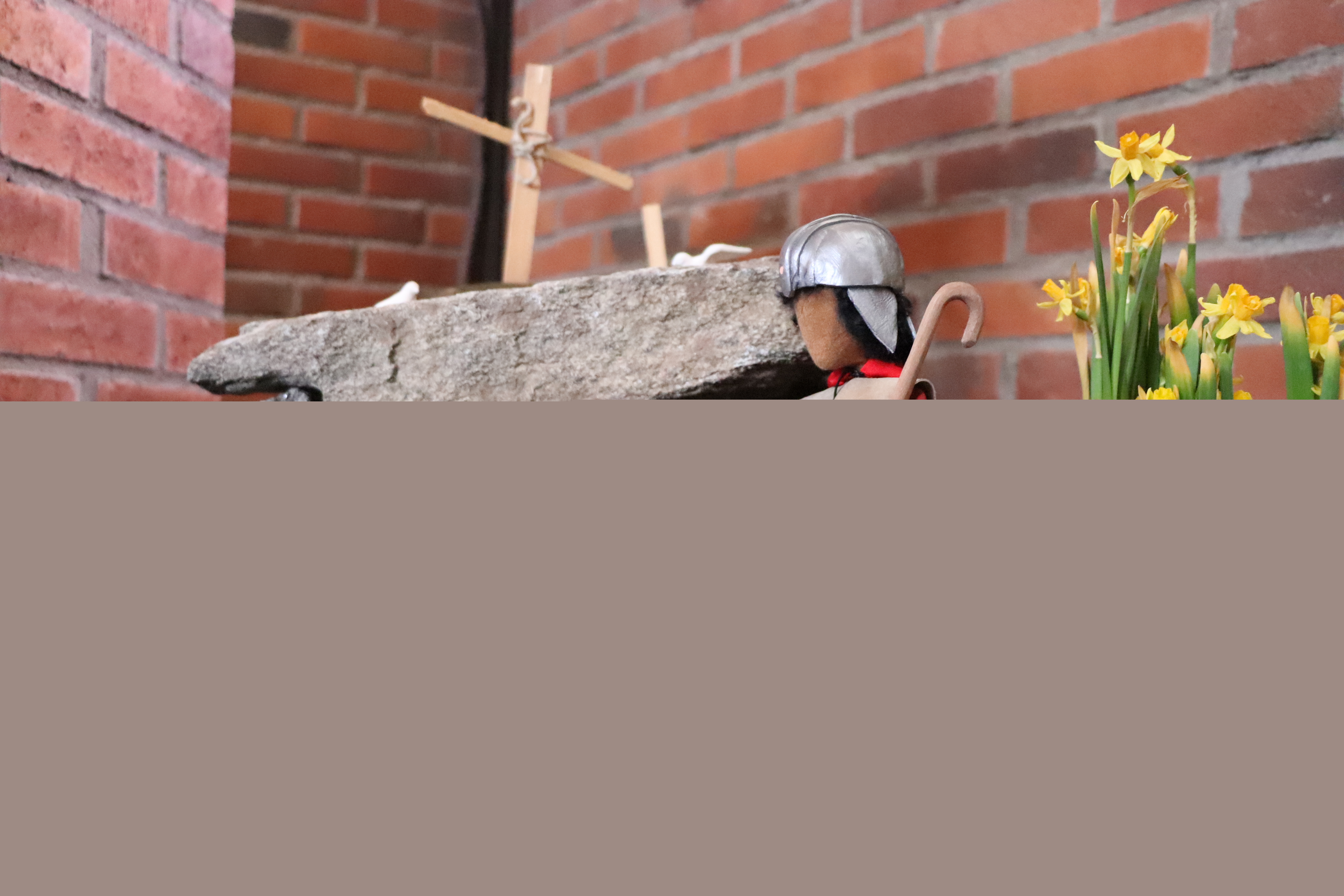 Bibliska figurer i Björkekärrs församling gestaltar påskens händelser.