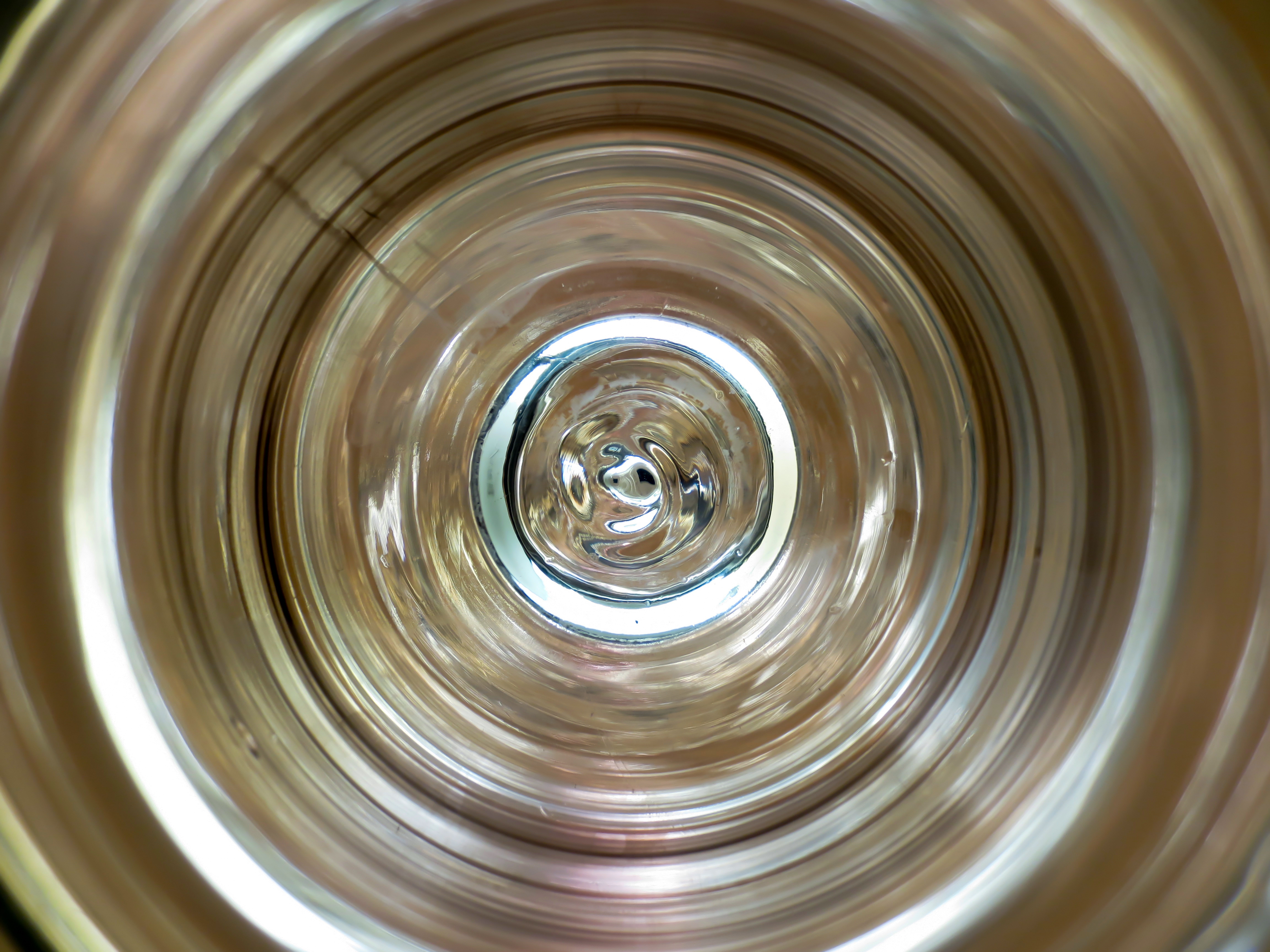 En astrakt vy i cirklar med genomskinligt glas.