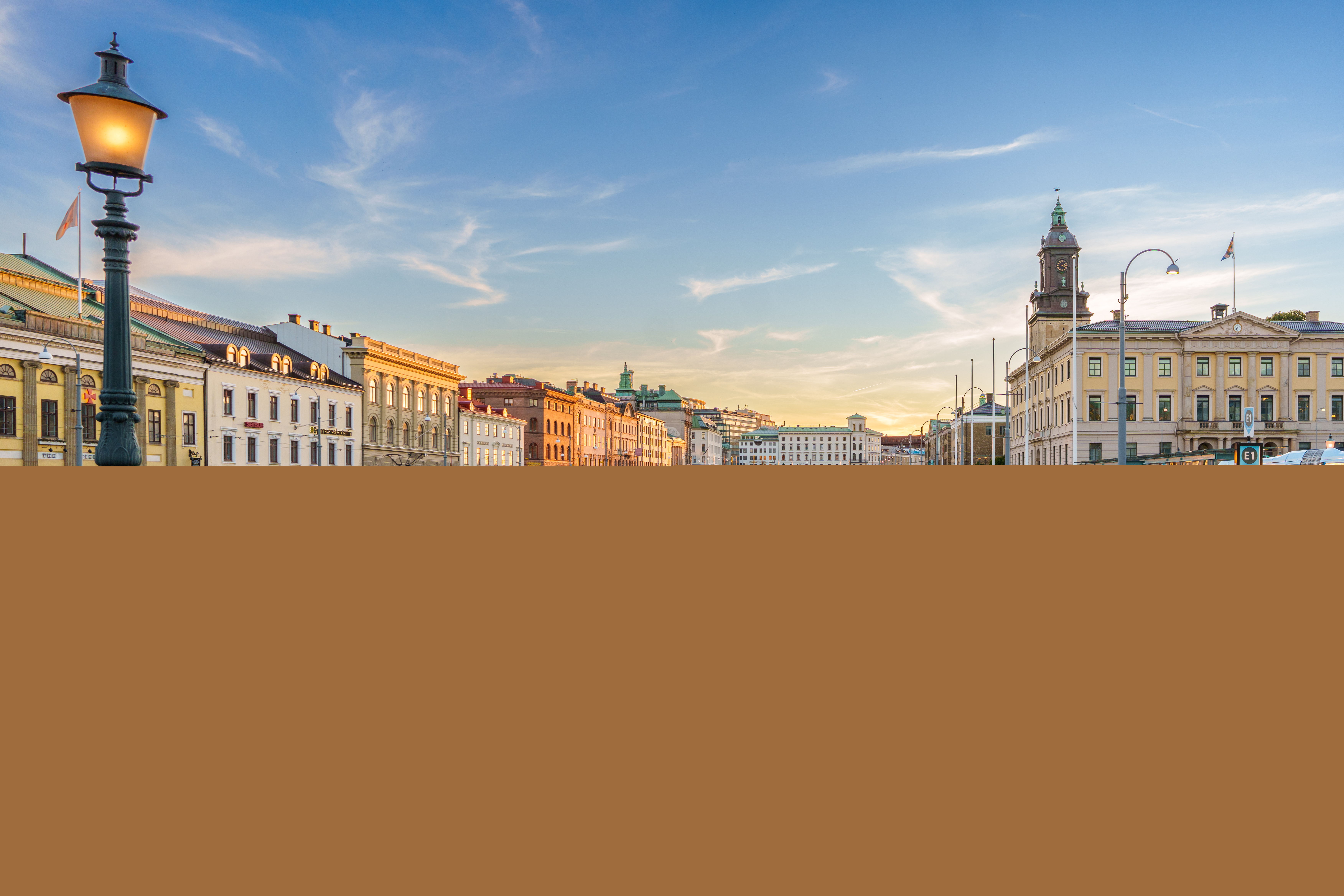 Bild över en av Göteborgs kanaler, med täta hus vid kajerna.