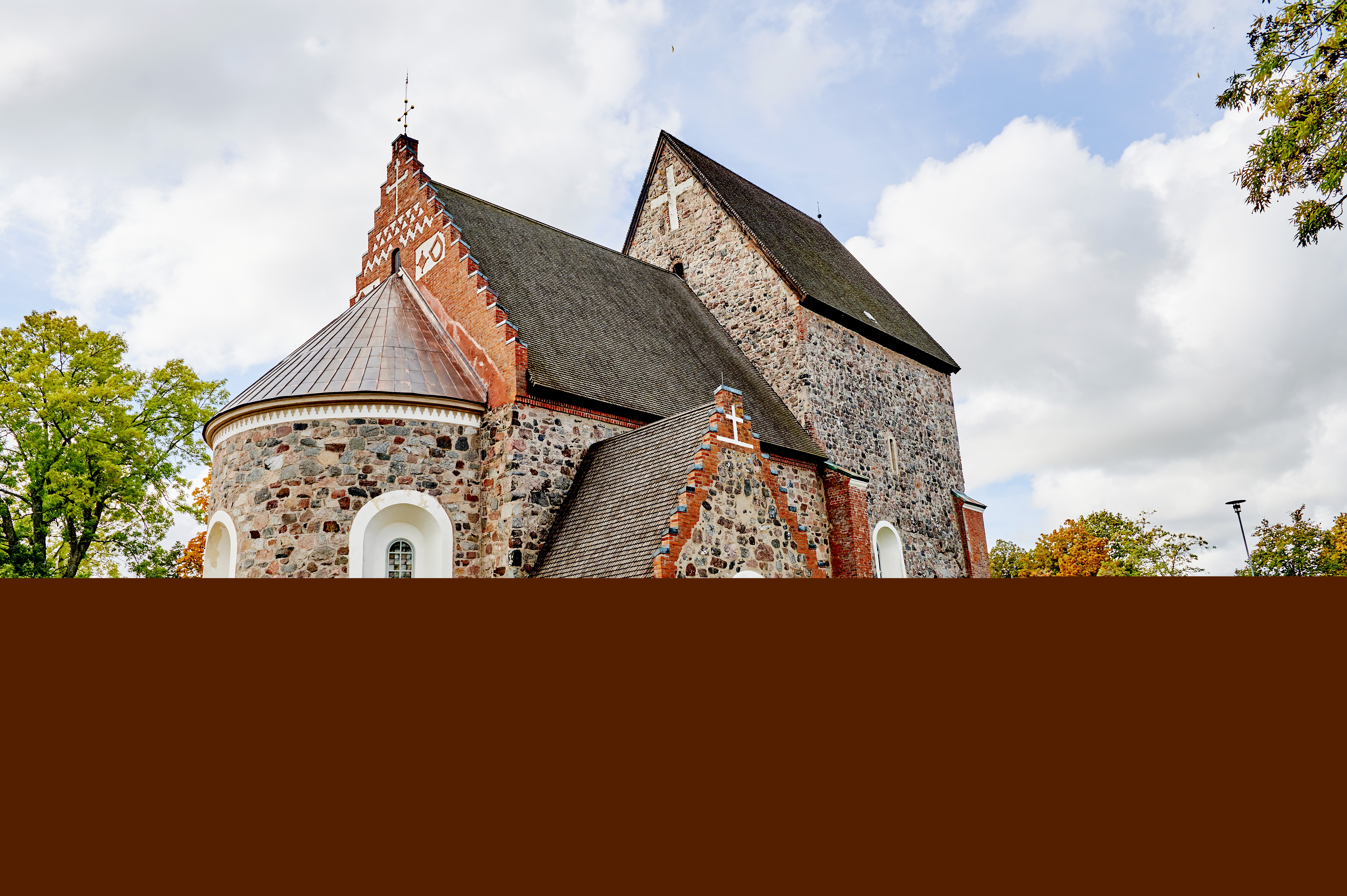 Gamla Uppsala kyrka utifrån.