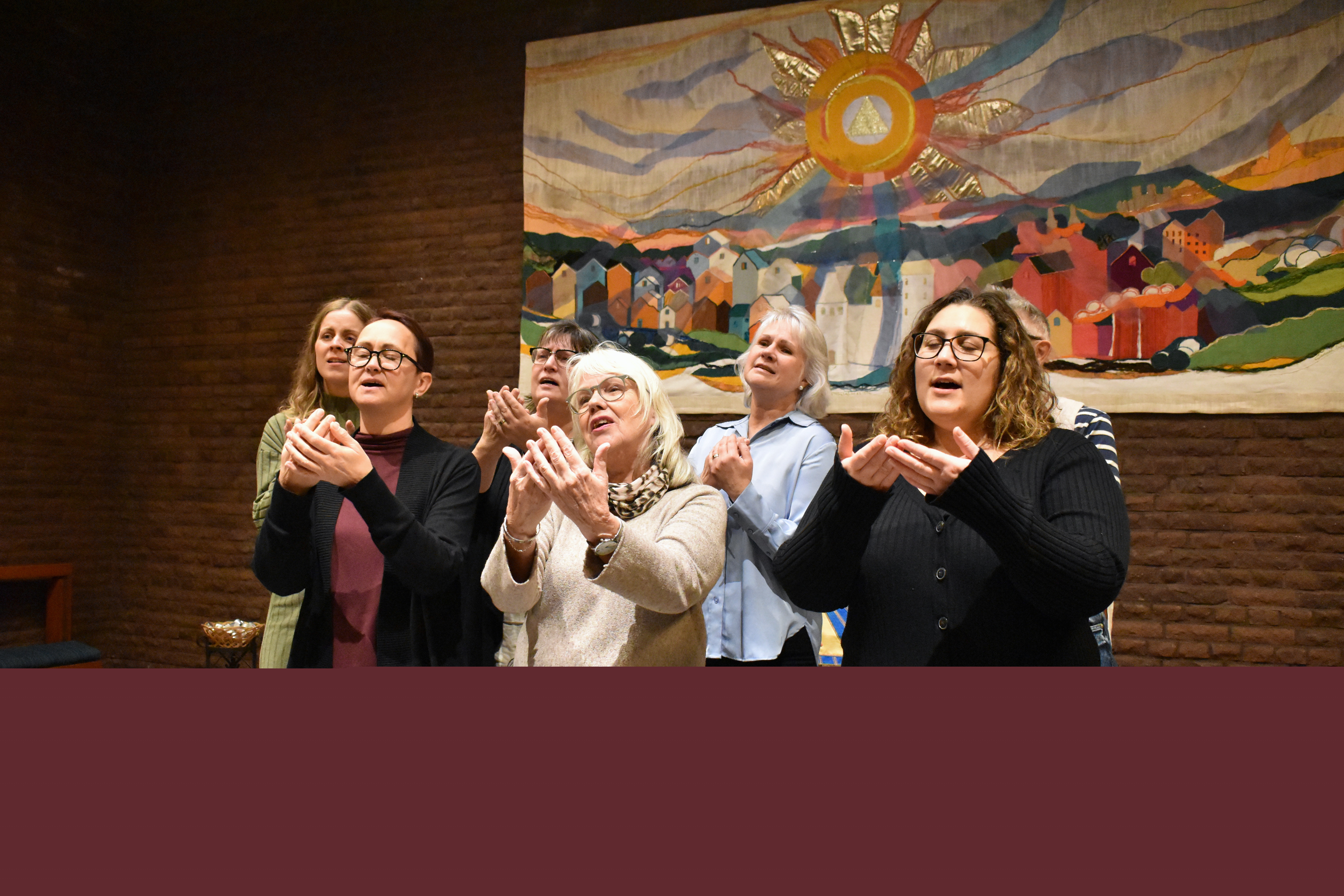 Kör som sjunger i kyrka.