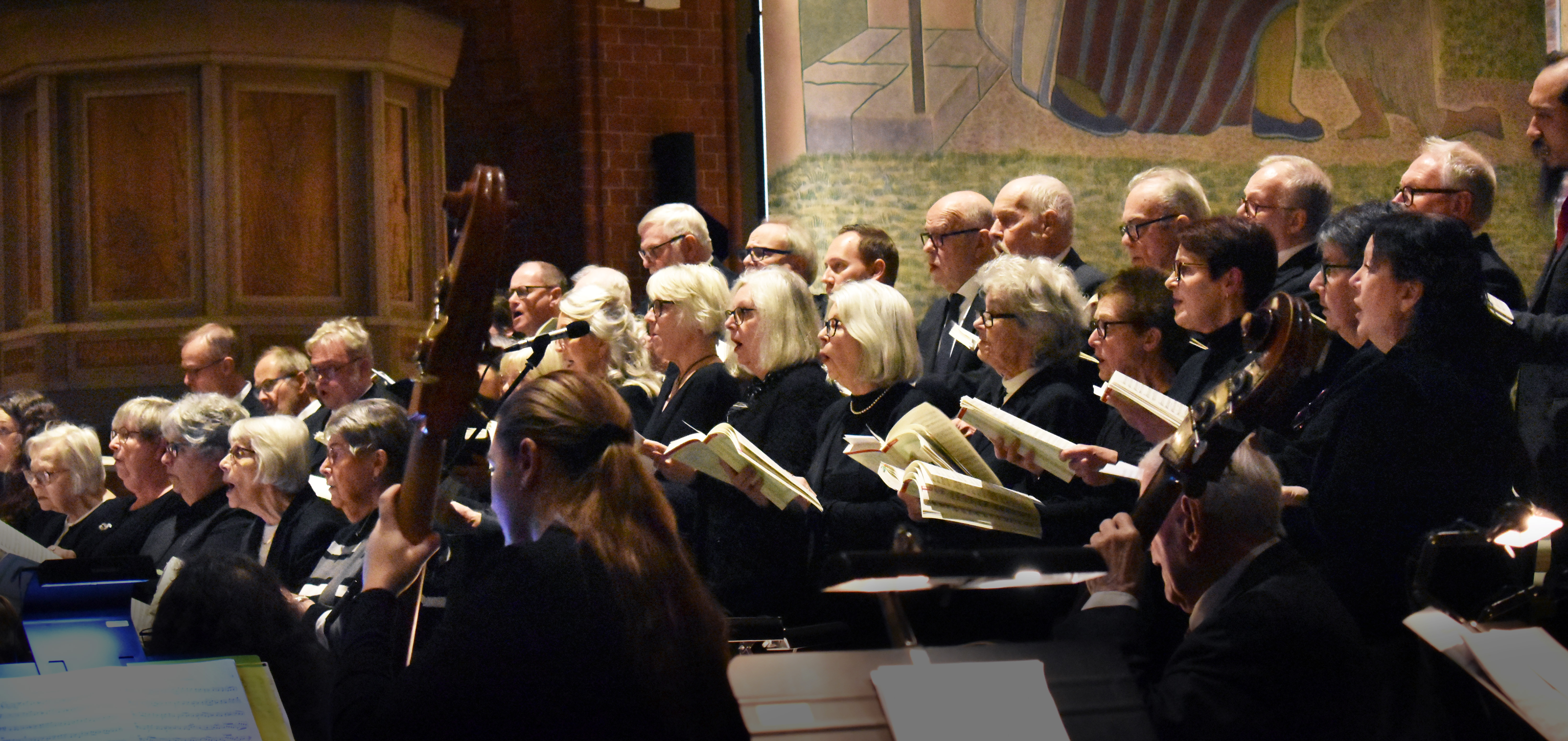 Stor kör sjunger i kyrka.