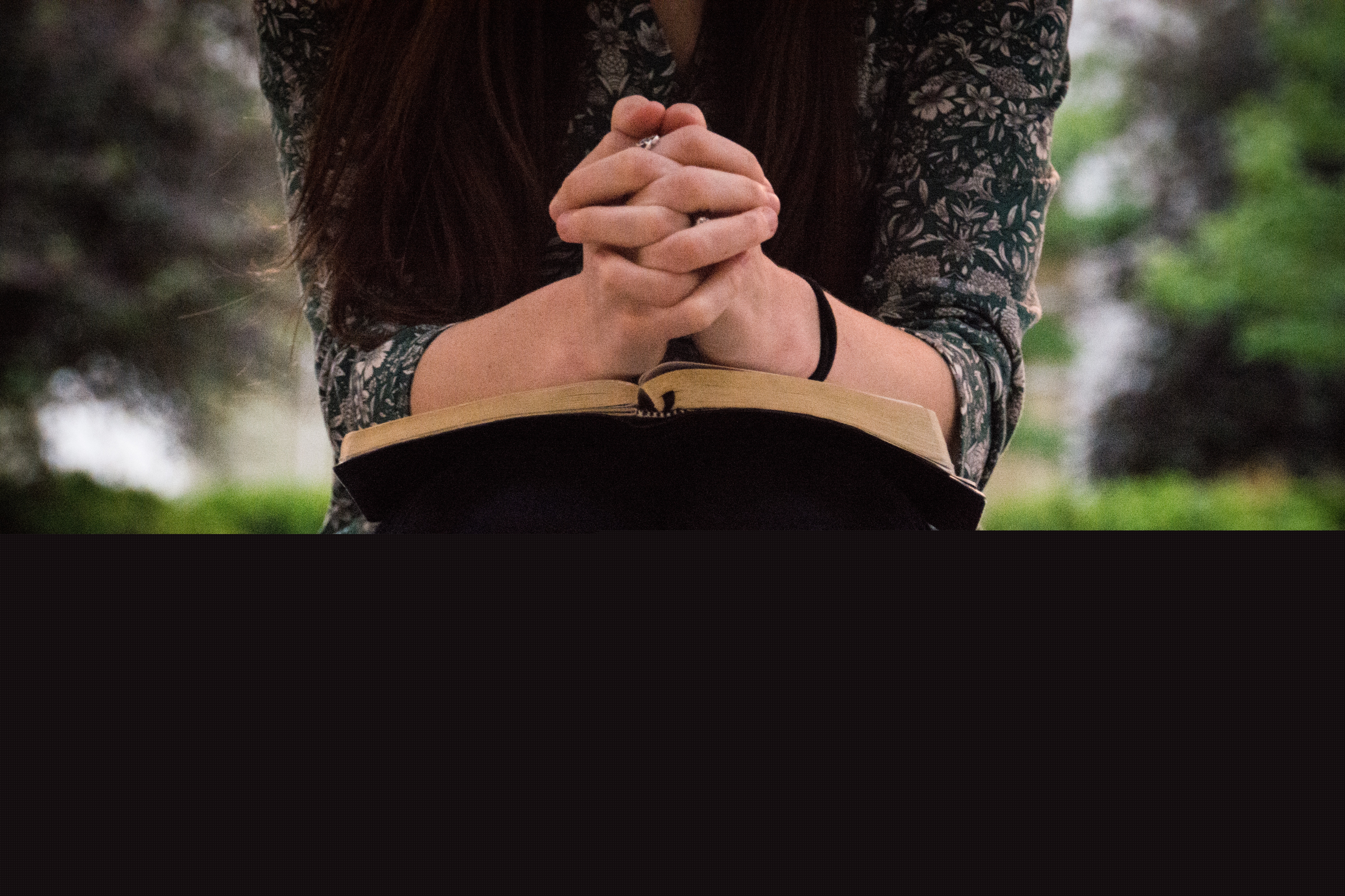 Kvinna med knäppta händer.