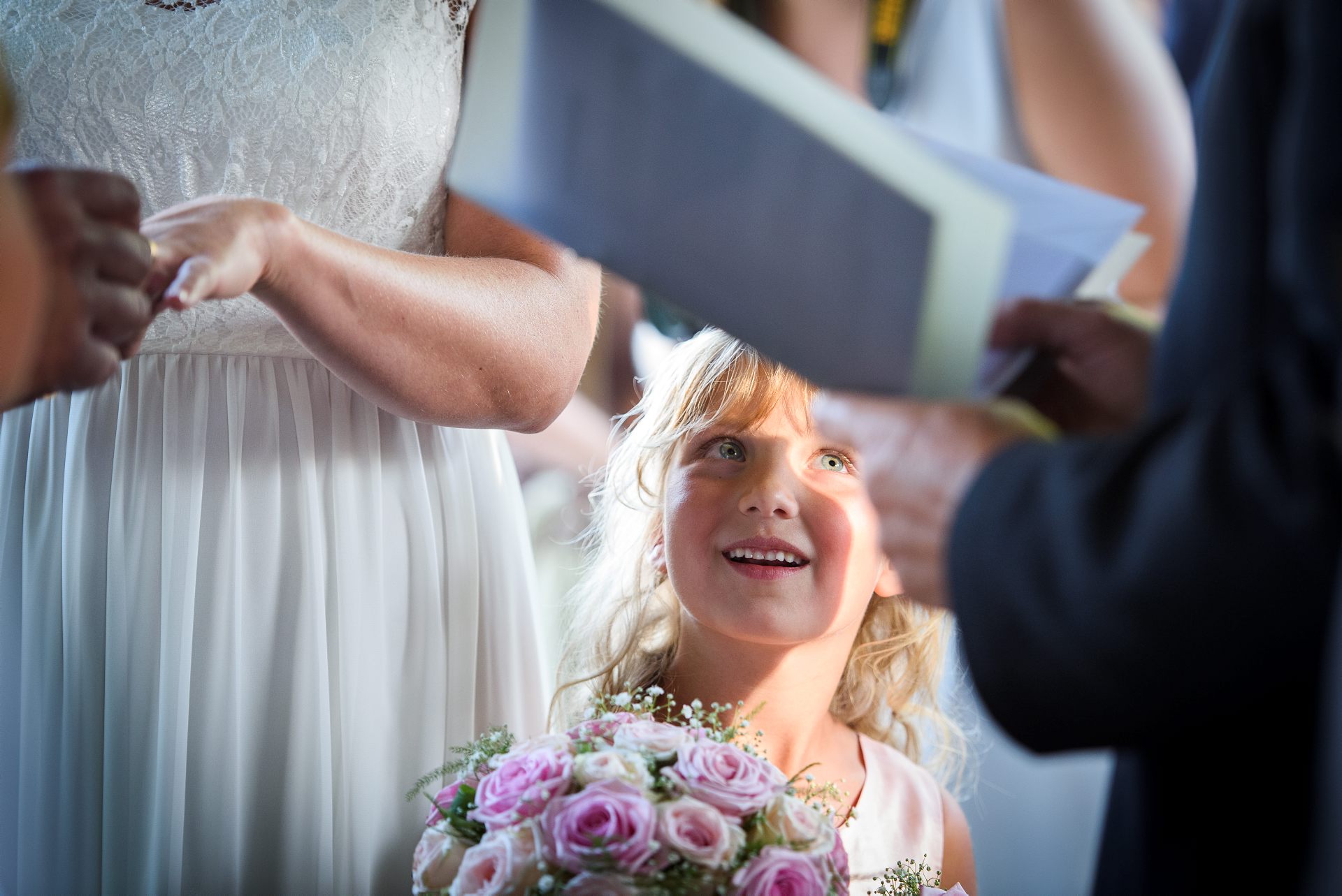 vigsel och liten flicka